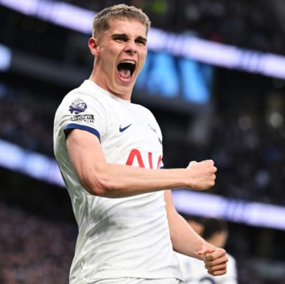 <a href='https://www.www.byqcxy.com/news/tag/267.html' style='color: blue;'>英超</a>赛场:热刺大胜埃弗顿,范德芬荣膺队内最佳