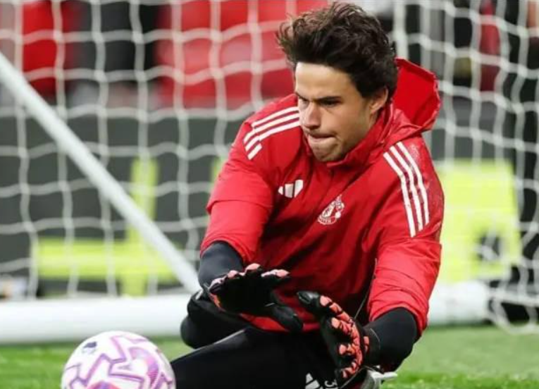 曼联战术变革:从门将表现看阵型调整与风格重塑