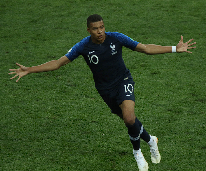 姆巴佩伯纳乌贵宾室加冕:首获欧洲金靴,续写<a href='https://byqcxy.com/news/tag/286.html' style='color: blue;'>皇马</a>传奇新篇