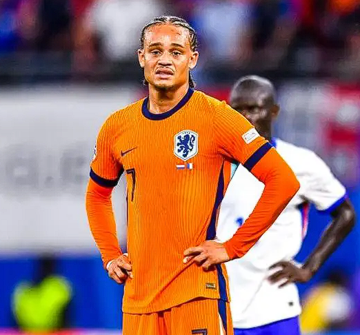 英超与欧冠赛场:热刺主帅弗兰克谈哈维 - 西蒙斯表现与换人决