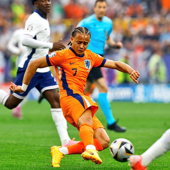 热刺高价引援西蒙斯遭质疑:表现低迷引多方批评