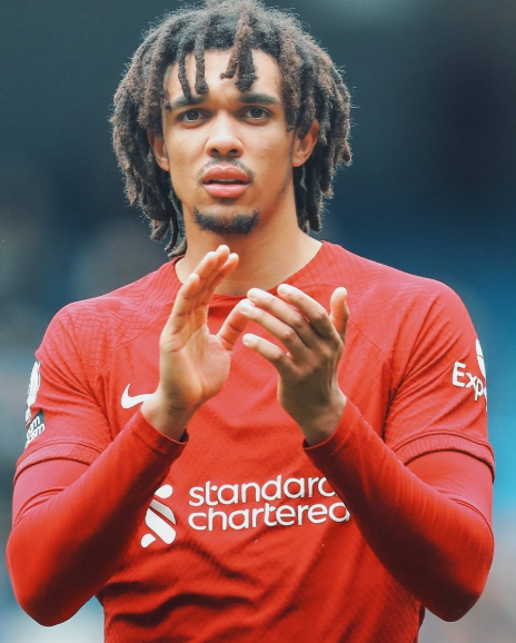 阿诺德重返安菲尔德:嘘声背后的争议与解读