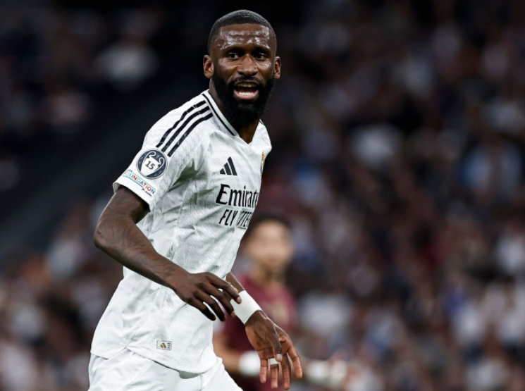 吕迪格圣诞返乡：以爱之名传递足球力量与人道关怀